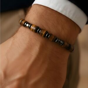IN BACK
Tiger eye bracelet